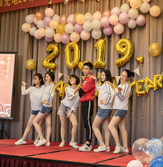 2019年亞泰光電企業(yè)年會由亞泰人自編自導的勁歌熱舞