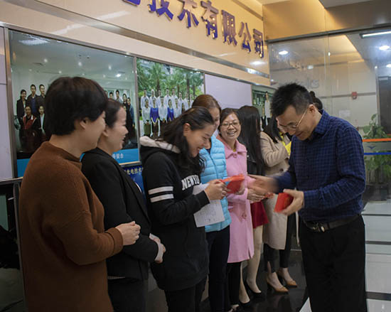 亞泰光電總經(jīng)理鄭總2019三八婦女節(jié)給堅守崗位的女員工發(fā)紅包
